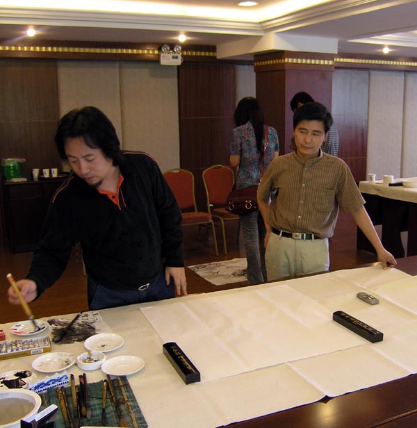 总编刘东方(右)和荣宝斋画院院长唐辉先生