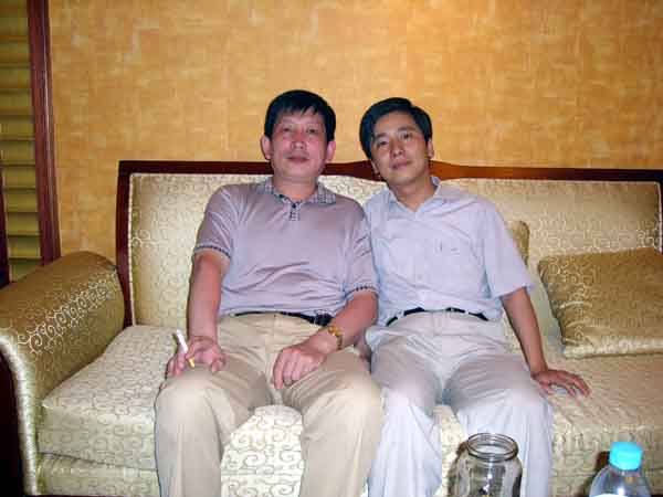 总编刘东方(右)和天津人物画家邵鸿平先生