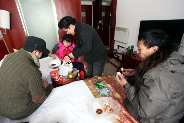 冰雪画派在山上便餐(摄影:张军)