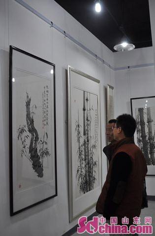 �ɷ������黭չɽ����Ļ