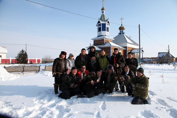 2012年12月于志学率领冰雪画派在俄罗斯联邦布拉格维申斯克写生(中国山水画艺术网编辑)