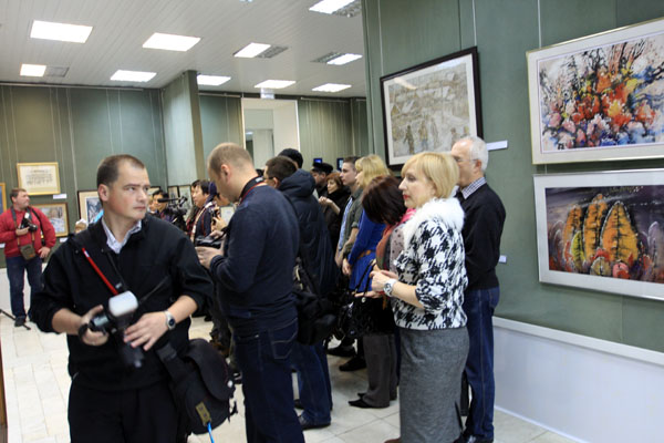 中俄国际冰雪画展开幕式上的俄罗斯媒体(中国山水画艺术网编辑)