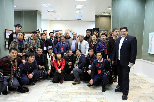 中俄两国艺术家在展览开幕式上交流(中国山水画艺术网编辑)