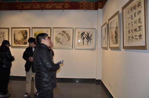 �к��黭չ�ھ���Ļ չ��200���黭��Ʒ