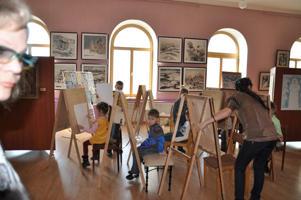 俄罗斯小学生在展览现场临摹中国冰雪画