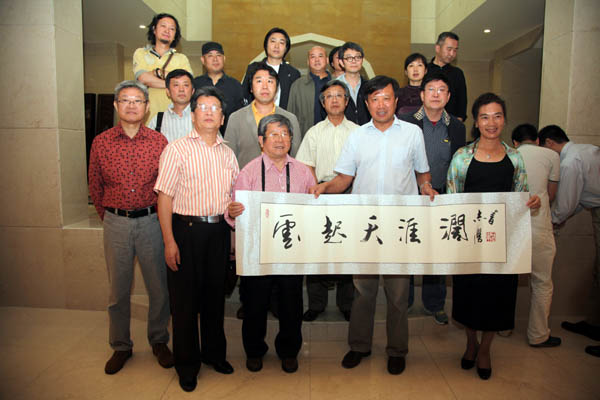 于志学代表中国美协代表团向中国驻科特迪瓦大使馆赠送书法作品