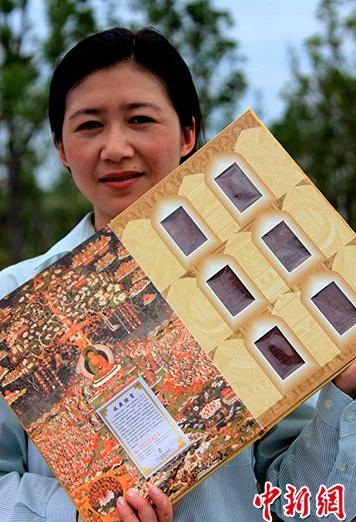 ������Ա��չʾ�ҹ����׻յ��ľ��Ʊ