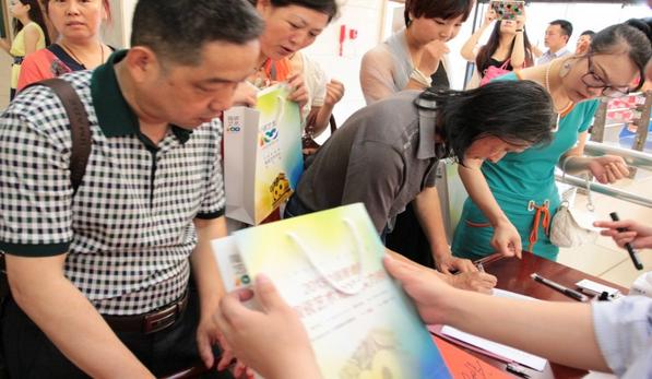 艺术家积极参与“陶瓷艺术100”评选