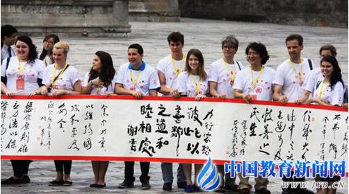 �����ٰ����Ϲ���Ա���й��黭������Ʒչ