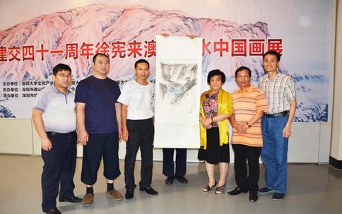 吴桂贤参观徐宪来澳洲山水中国画展