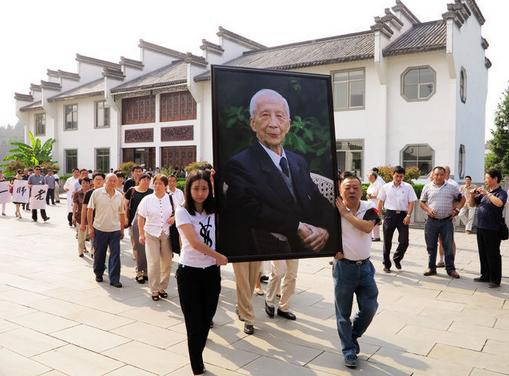 著名书画家黄澍先生遗体告别仪式在黄山市举行