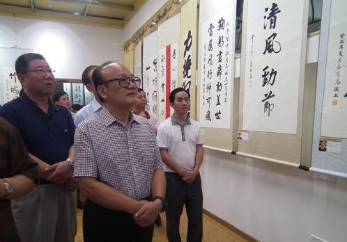 ����ϰ��ѫ����100�����黭չ������չ��Ļ