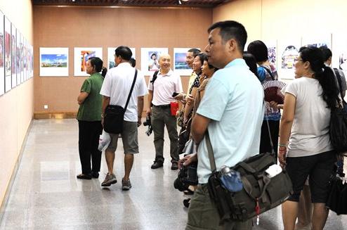 �㶫�����оٰ�ְ���黭��Ӱ������Ʒչ