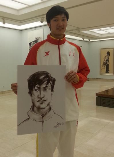奥运冠军参观第八届中国体育美术精品展获赠肖像