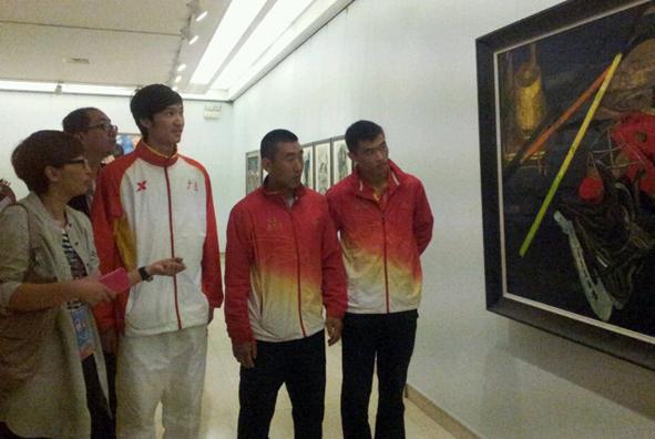 奥运冠军参观第八届中国体育美术精品展获赠肖像