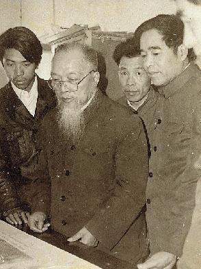20世纪70年代末 钱镜塘先生鉴定字画情景