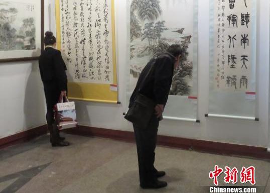 ����̡��׶��黭��չ�ھ���Ļ