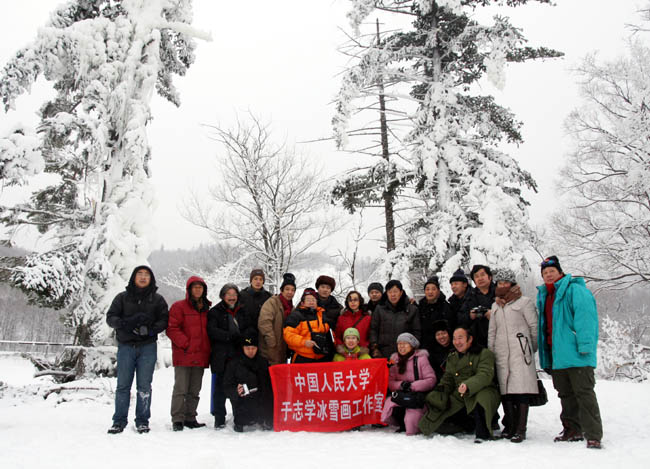 于志学和冰雪画工作室研究生在亚伯力写生