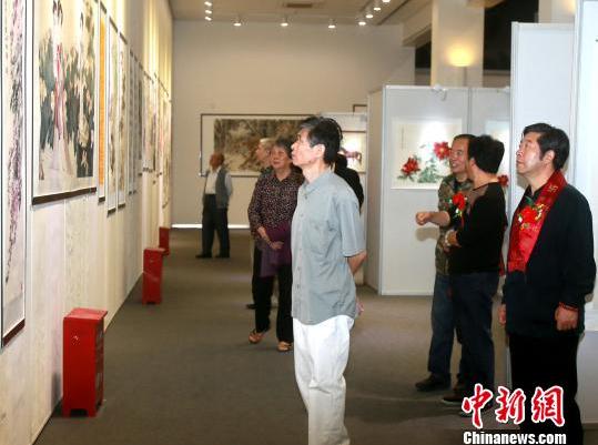 ��200�����¾��޼����黭��Ʒ����չ��