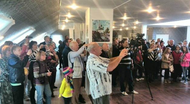 ��־�����ֲ�����������˹�ͻ���д����Ʒչ�ڶ���˹����