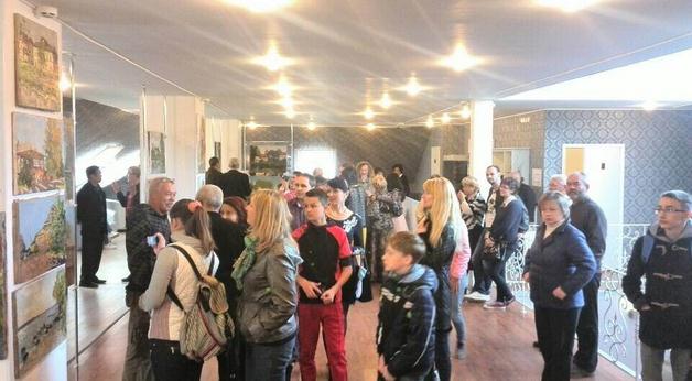 ��־�����ֲ�����������˹�ͻ���д����Ʒչ�ڶ���˹����