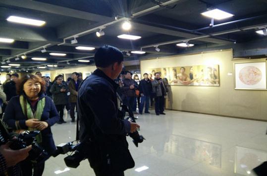 ���Ľ��д���չ������Ʒչ�ڽ�Ļ