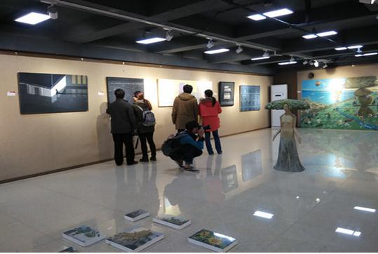 ���Ľ��д���չ������Ʒչ�ڽ�Ļ