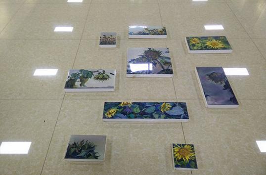 ���Ľ��д���չ������Ʒչ�ڽ�Ļ