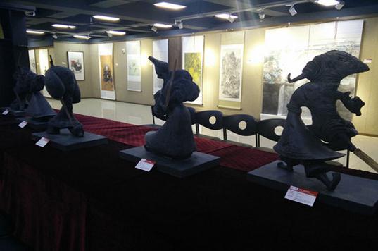 ���Ľ��д���չ������Ʒչ�ڽ�Ļ