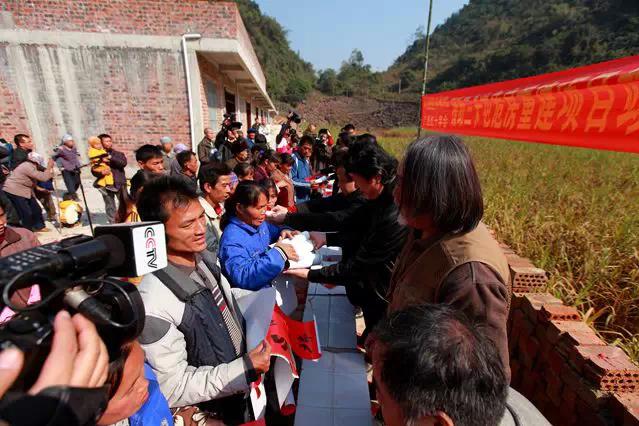 �й����һ�Ժ�쵼�������Ҹ�����ַ�ο�����ʼ���������׫д�ĸ��֡��������껭