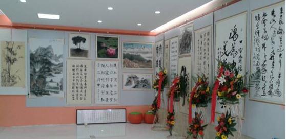 隆重而简朴、公益且惠民