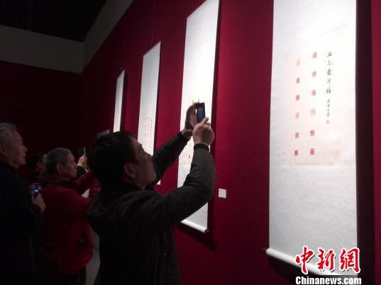 画家梁修诗书画展在山东省博物馆举办