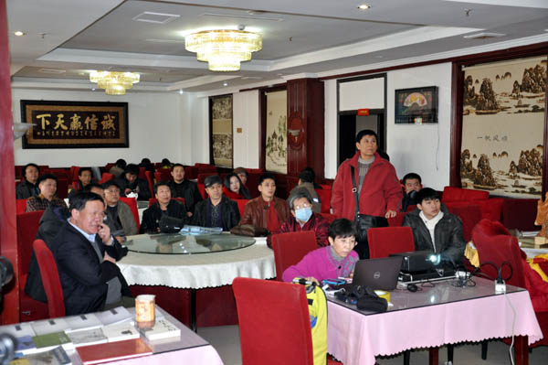 �������