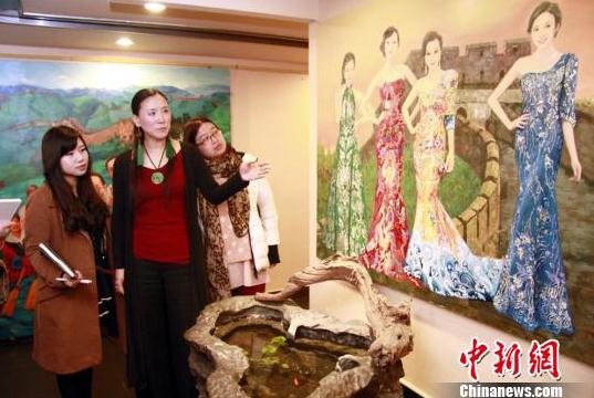 �÷�Ů����Ӣ�ͻ�չ�ں��ϳ�ɳ����