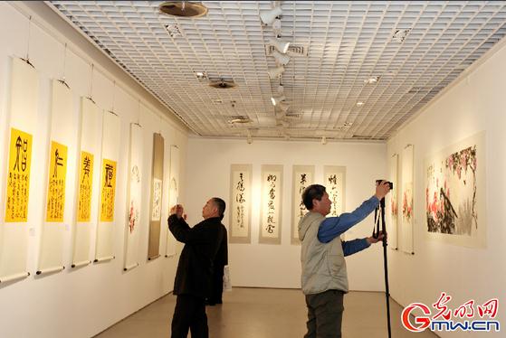 �������黭��Ʒչ�����ʳ������ݿ�Ļ