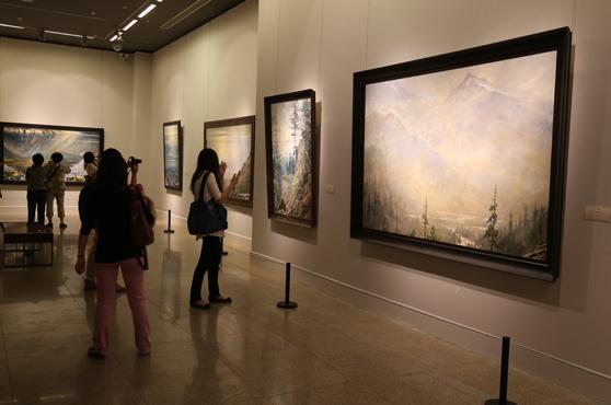 ����˹���񻭼� ������•��˹��������Ʒչ�ھ���Ļ