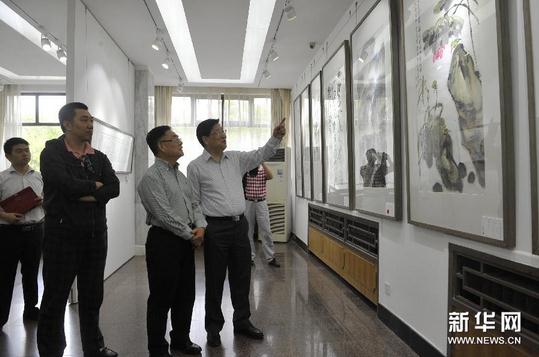 ��ƽ�黭����չ�ھ���Ļ