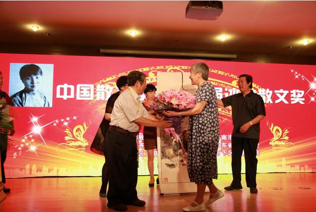 �й�ɢ��ѧ����ʱ���Ů����������־ѧ�׻�