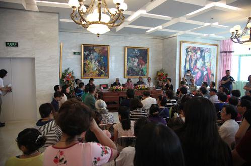 ʯ�뻭չ���������񡷵���չ�ڱ�����Ļ