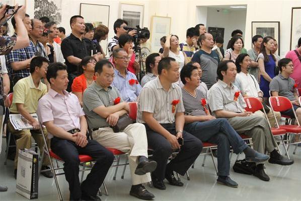 �������Ժ�ڶ����й��黭ѧ��Ӣ���ҵ��Ʒչ�ھ���Ļ