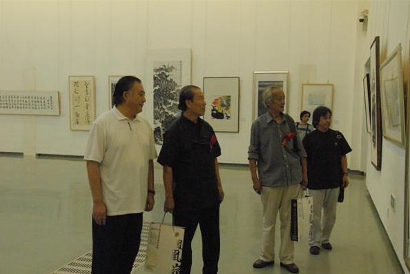 �����������Ժ�ڶ����й��黭ѧ��Ӣ���ҵ��Ʒչչ���ֳ�