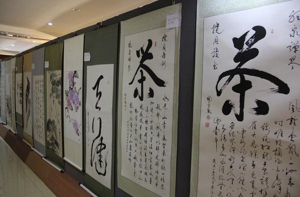 ���Ľ�����ʫ���黭չ����������Ļ