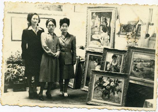 潘玉良与友人在作品前合影(中为潘玉良)