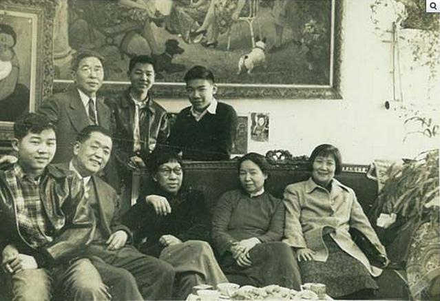 苏雪林摄于巴黎潘玉良寓中,时在民国39至40年间。前排中位为潘玉良