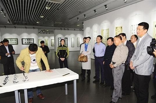 ������ʡ����ϵͳ�黭��Ӱչ��������Ļ