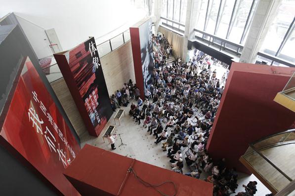 �����ڻ滭�� �й��ͻ�����֮·�ں�����Ļ