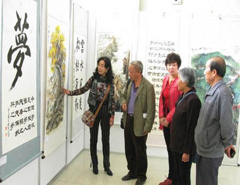 �½������ٰ��黭��ֽ��Ʒչ