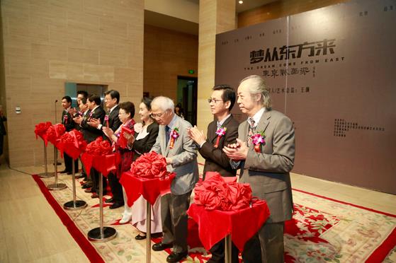 �δӶ��������������»���������Ʒչ�ھ���Ļ