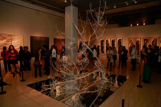 �δӶ��������������»���������Ʒչ�ھ���Ļ