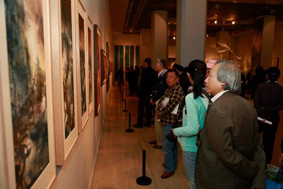 �δӶ��������������»���������Ʒչ�ھ���Ļ